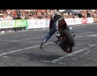 Nem emberi, amit ez a srác művel a motorjával! Nem csoda, hogy megnyerte az egyik legrangosabb versenyt!