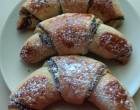 Szilvalekváros, mákos foszlós kifli, tökéletes ízkombináció! Nem lehet betelni vele!