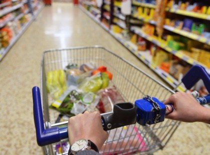 Lucai Balázs:Együtt ténferegtem ma egy fickóval a boltban, kosarat tolt, szemüveg volt rajta, nagyjából 50 éves lehetett és a kezein látszott, hogy kétkezi munkás.