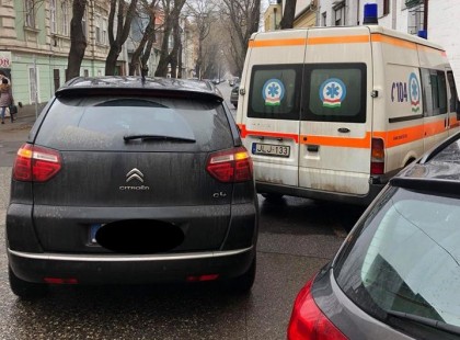 SZÁNDÉKOSAN TARTOTTA FEL A MENTŐT EGY FÉRFI