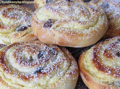 Isteni pudingos túrós tekercs, ami még több nap múlva sem szárad ki