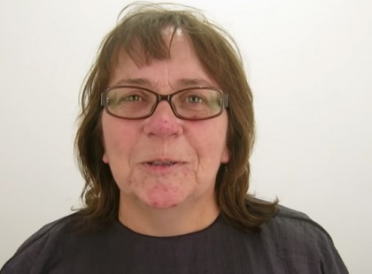 A nő válás után egy teljes átalakuláson megy keresztül ami tetőtől talpig megváltoztatja őt