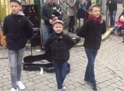 Az ír édesapa és három fia lenyűgözi az utcai járókelőket fantasztikus előadásával