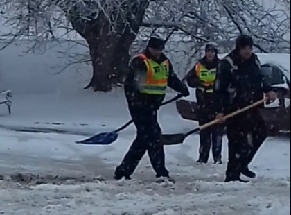 Ezt nézzétek!! Példa értékű.Rendőrök túrják el a havat hogy az autòsok tudjanak közlekedni! - videó