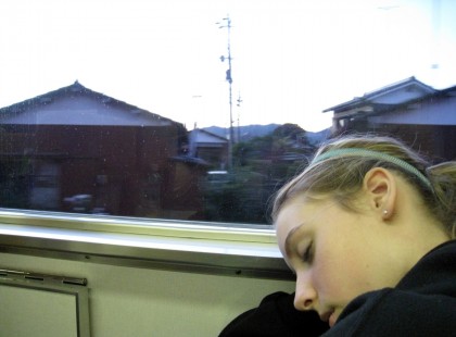 A lány elaludt a vonaton. Amikor felébredt olyan dolgot talált az ölében, amitől azonnal elsírta magát