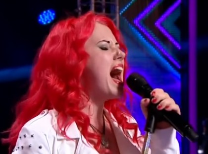 Kételkednek, amikor a vörös hajú lány énekelni kezdi a Queen ismert dalát. De aztán szóhoz sem jutnak