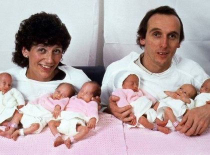 A szülők a hatosikreiket tartják a karjaikban, így néznek ki 30 év eltelte után!