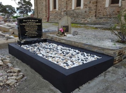 Bejárta az internetet egy sírhelyen található felírat,aminek minden szava igaz.