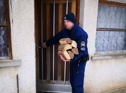Rendőrök raktak tüzet és főztek teát egy idős asszonynak, amíg a mentő kiérkezett