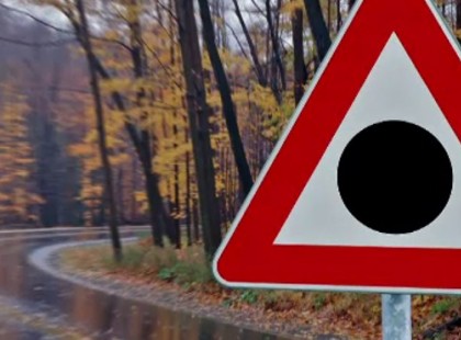 Nálunk nincs ilyen KRESZ-tábla, pedig lehet, nem ártana