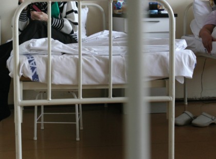 Botrányos kórházi látogatók nehezítik a gyógyítást, fenyegetik, bántalmazzák az orovosokat