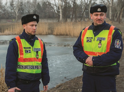 Dráma! Ez a 2 hős rendőr életüket nem kímélve saját kezükkel törték a jeget, hogy kimentsék a 13 éves kislányt a fagyos tóból! Egy megosztással fejezzük ki elismerésünket! Gratulálunk!