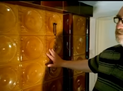 Egy kandallóval hat helyiséget fűt Bakos György kályhás kandallója