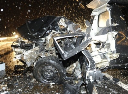 Tegnap este vacsorára tartva a párommal 4-5 autóval előttünk történt ez a baleset, természetesen megálltunk segíteni. Elsők között szálltunk ki, és míg a férfiak próbálták biztosítani a terepet, elővették a poroltókat, próbálták szétszedni a roncsot, hogy kiszedjék belőle a fiút, az én feladatom az volt, hogy tartsam a fejét, és fix pozícióban tartsam a testét ami az autó állása miatt jobbra dőlt.