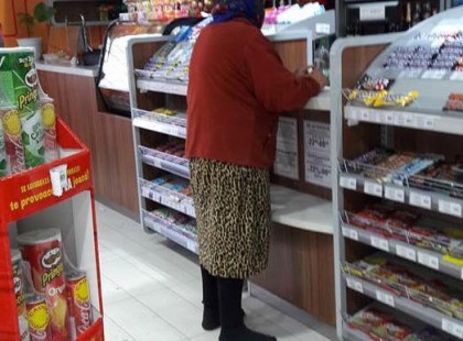 Ez az idős asszony levette a saras cipőjét a benzinkút bejáratánál, úgy ment be, mert nem akarta összekoszolni a tiszta padlót. Nézd meg milyen reakciót váltott ez ki az emberekből!