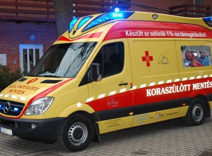 Felhívás! Ha ilyen mentőt látsz szirénázva, mégis 40 km/órával haladva, akkor Erre vigyázz! A Cerny mentő sokszor nem utat és sebességet kér, hanem egészen mást kér az autósoktól!!!! Nagyon fontos, hogy erről mindenki tudjon, mert életet menthet! Osszátok!