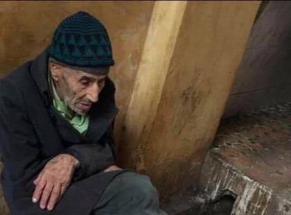 A hölgy ezt kérdezte az öregembertől. „Mennyiért adja a tojásokat?” Az öreg eladó így válaszolt. „50ft egy tojás, asszonyom.” A hölgy ezt mondta neki