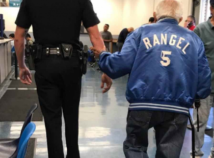 Elképesztő! A 92 éves bácsinak senki nem akart segíteni, ezért inkább kizavarták a bankból - Ezután érkezett meg Ez a rendőr, akinek a tettét már több mint 40 ezren osztották meg!