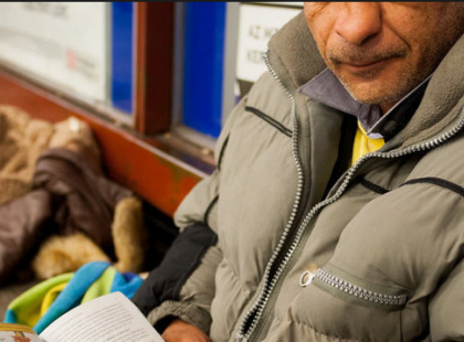 Ma odajött hozzám egy hajléktalan a Keletiben és aprót kért tőlem. Amikor közöltem vele hogy nem tudok adni, olyat tett, amire végképp nem voltam felkészülve!