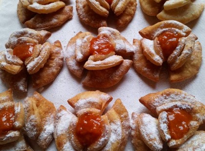 Porcukorral hintve, vagy lekvárral kenve igazi finomság a Rózsafánk