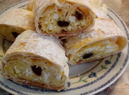 Túros rétes, alig bírjuk kivárni, amíg megsül, annyira szeretjük!