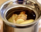 A gyömbér gyökere baktériumölő, gyulladáscsökkentő, és élőskösőket megölő hatású. Nagyon sok hatóanyag, C-vitamin, magnézium, és számos nyomelem van benne.