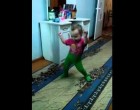 Amikor az anya kilépett a konyhából, meglátta, mit művel a kislánya. Azon nyomban bekapcsolta a kamerát!