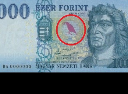 Új ezresünk van. Ráadásul őszinte alkotás, ott a képen Magyarország új államformája: egy szarka, csőrében egy gyűrű. Mivel az ezresen van, így a kép értelme teljesen világos: lopunk ezerrel.