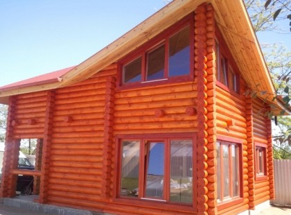 Fantasztikus lehetőség!PÁR SZÁZ EZER FORINTÉRT KÉSZÍT EZ A CÉG RÖNKHÁZAKAT! Rönkfaház terasszal….. nappali+konyha+étkező(nyitott légtérrel), 2 hálószobával, fürdővel, tárolóval, ezek fölött galériával!