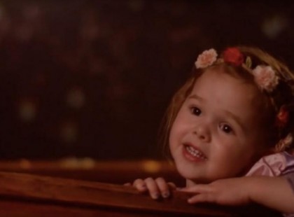 A 3 éves kislány egy Disney dalt énekel, amikor az apukája is csatlakozik, mindenkinek eláll a szava!