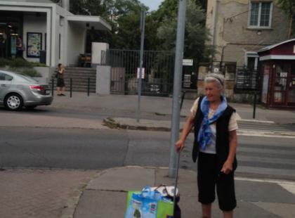 VIGYÁZZATOK! Nem szokásom adakozni, mert sajnos nekem sincs nagyon miből – de pár napja Ezen a nénin, megesett a szívem – csak ma jöttem rá, hogy hatalmas hibát követtem el!