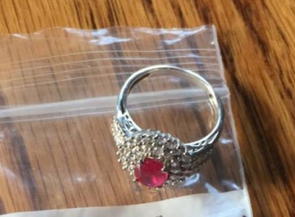 S.O.S – lányok, hölgyek nagyon vigyázzatok magatokra!!!! Édesanyám egy ilyen ajándék gyűrűt talált a motorháztetőre téve!!! Eszetekbe se jusson hozzányúlni! Ne dőljön be senki neki! Félelmetes ami percekkel ezután történt! Erről mindenkinek tudnia kell!