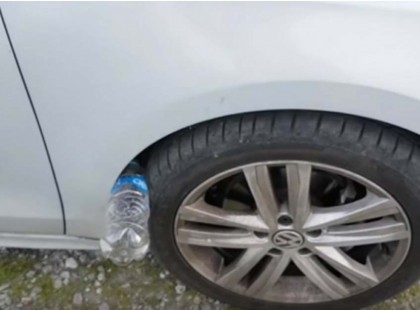 A rendőrség figyelmeztet! Ha egy műanyagot találsz az autó kerekénél, nagyon nagy bajban vagy!