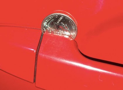 Ha pénzérmét találsz az autódon, nagy bajban vagy! Azonnal hívd a rendőrséget! Ne gondolkozz csak tárcsázd őket, minél gyorsabban! Rohomszerűen terjed az infó – oszd meg Te is!