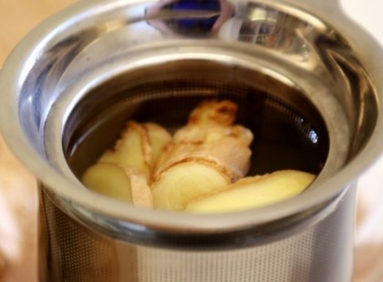 A gyömbér gyökere baktériumölő, gyulladáscsökkentő, és élőskösőket megölő hatású. Nagyon sok hatóanyag, C-vitamin, magnézium, és számos nyomelem van benne.