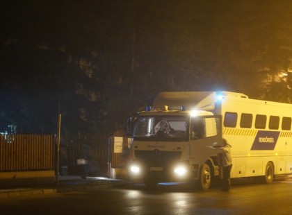 ÉJSZAKA FOTÓZTÁK LE A MENEDÉKKÉRŐKET SZÁLLÍTÓ RENDŐRSÉGI BUSZT