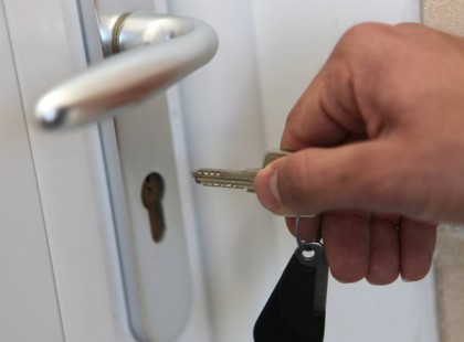 Rossz hír a devizahiteleseknek: több ezren, köztük gyerekes családok kerülhetnek utcára április végén