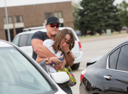 FIGYELEM! FONTOS! Így rabolják el a fiatal lányokat! Ha ilyen helyzetbe kerülsz, már nincs mit tenni! Előzzük meg a tragédiát! Hívjuk fel erre gyermekeink figyelmét! Osszuk meg, hogy minél több emberhez eljuthasson ez az üzenet! Életet menthet!