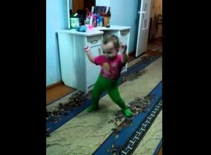 Amikor az anya kilépett a konyhából, meglátta, mit művel a kislánya. Azon nyomban bekapcsolta a kamerát!