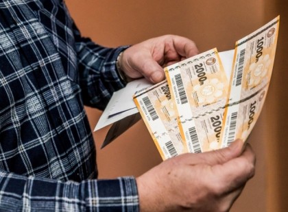 Megkezdték az Erzsébet-utalványok kézbesítését