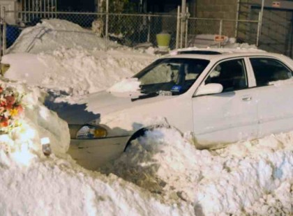 A család meghalt az autóban míg az apa lapátolta a havat – a rendőrség figyelmeztet erre az egyszerű hibára