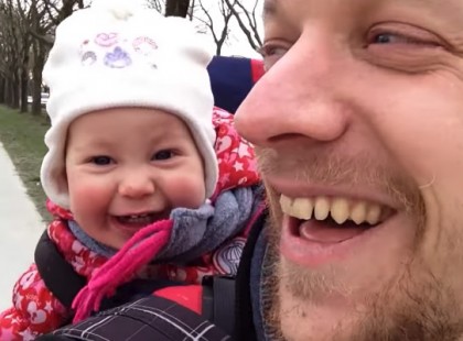 Az apa megtanítja kislányának a “papa” szót és a kislány az egész világot elbűvöli