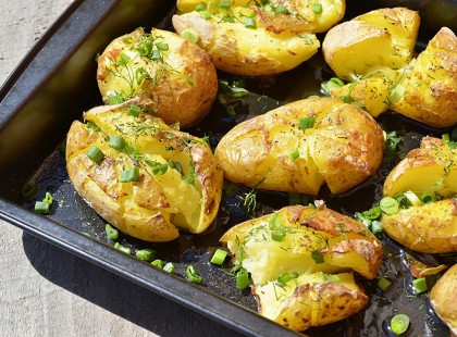 Sütőben sült vajas, fokhagymás burgonya! Valódi kihívás, nem felfalni az egészet!