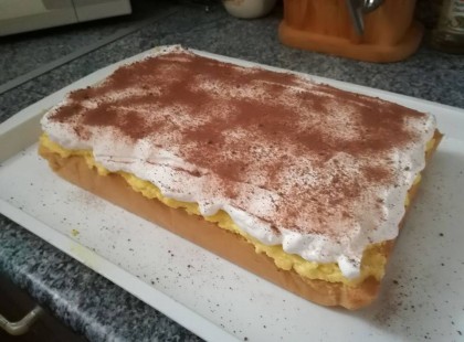 Madártej szelet, ennél vaníliásabb és habosabb sütiről álmodni se lehetne!