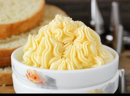 200 ml tej, 300 g cukor, 2 tojássárgája, így készül a világ legfinomabb valínliakréme!