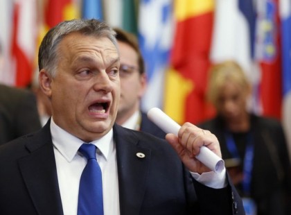 Londonban fényreklámon hirdetik az Orbánt és oligarcháit leleplező Reuters-cikket