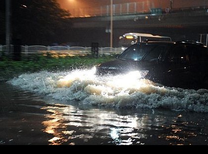 Figyelem!!! Pusztító viharra, özönvízszerű esőzésre és orkán erejű szélre figyelmeztet az Országos Meteorológiai Szolgálat! És még jön ennél rosszabb is!!