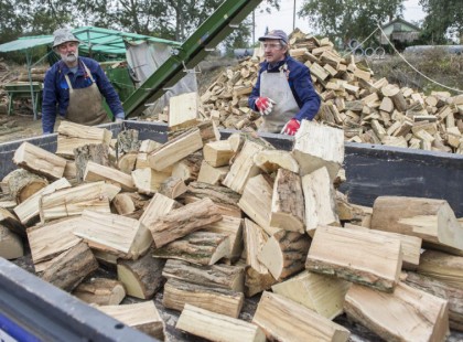 Szenzációs hírt kaptak a fával fűtők! Ők sem maradnak ki a kormány 12 ezer forintos ajándékából!Így kapják meg a plusz pénzt a fával fűtők >>>