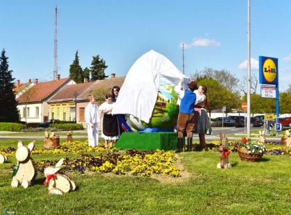 Felállították Csurgón a kétméteres hatalmas hímes tojást!