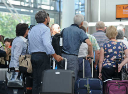 Az előre furakodott nagy arcú utas ráförmedt a jegykezelő hölgyre, erre a nő elmosolyodott és így szólt a mikrofonba...